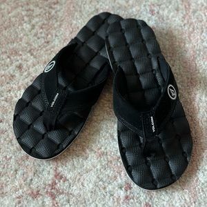 Like New Boys Volcom Flip Flops Sz 4
